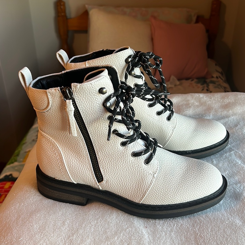 Lace-up ankle boots.